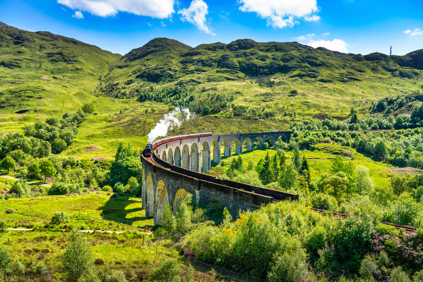 How to visit Loch Ness and the Glenfinnan Viaduct from Edinburgh